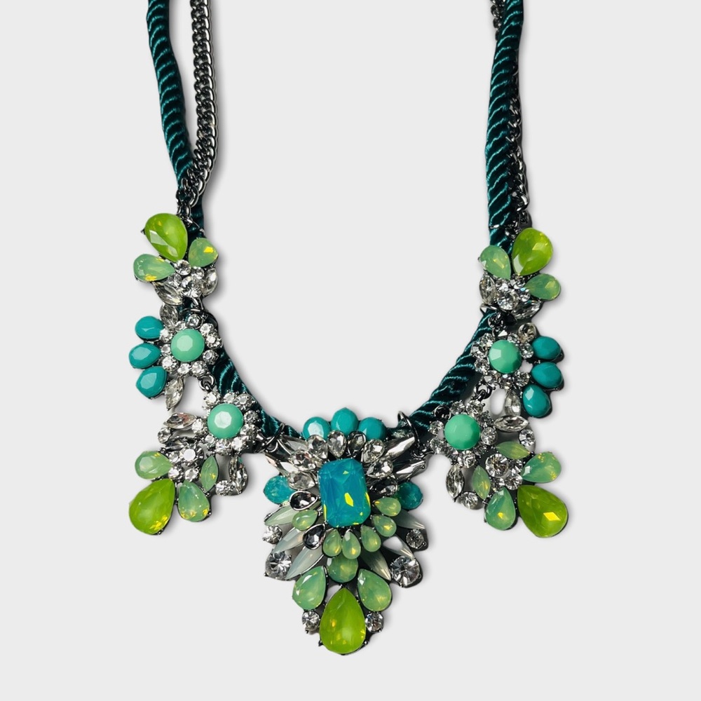 NWT Beautiful Crystal necklace!